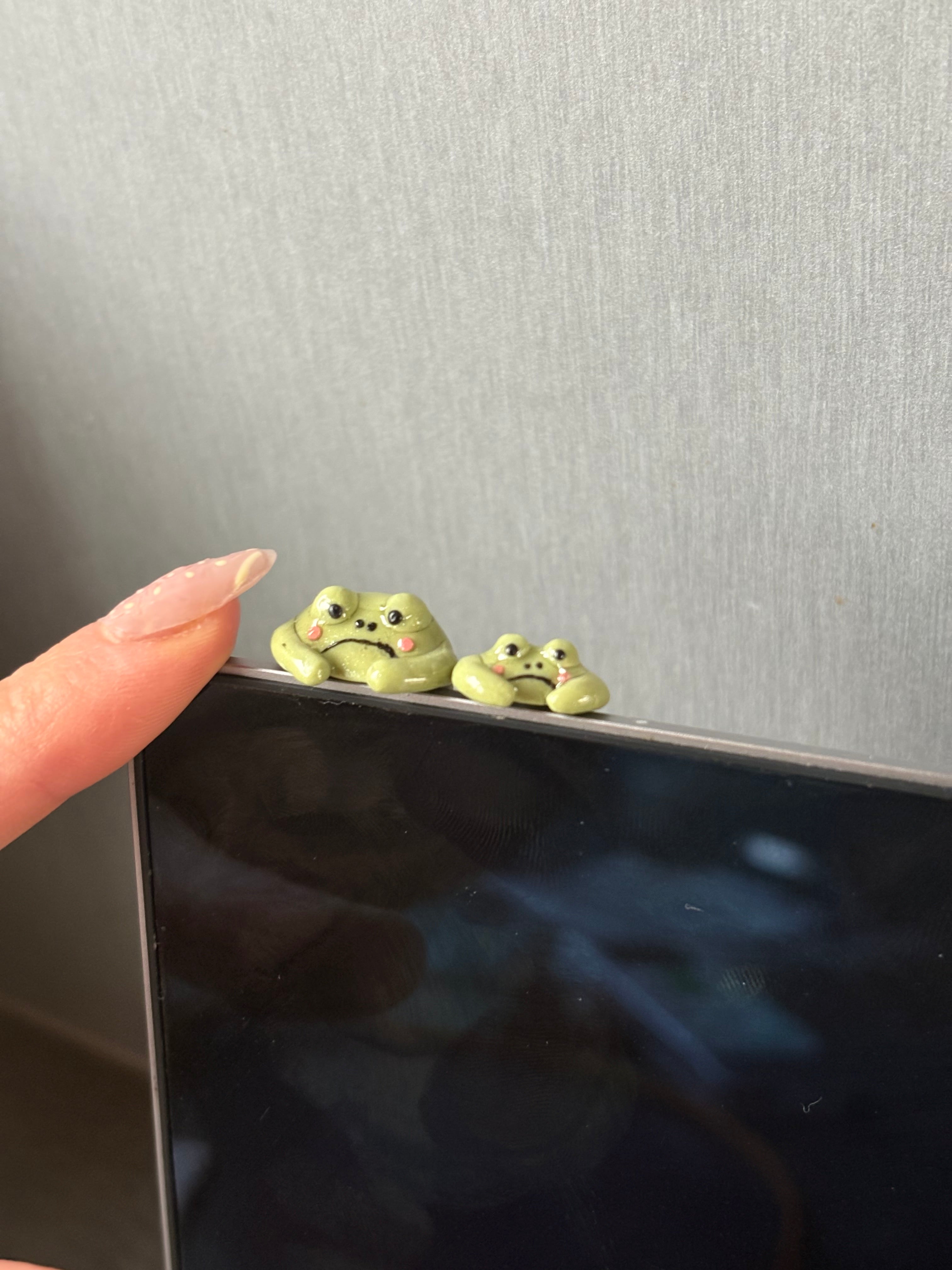 Regular frog Jellycat inspired peekies